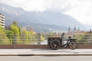 Ein Lastenrad auf einer Brücke in Innsbruck