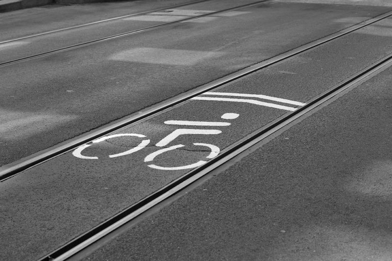 Fahrradweg zwischen den Schienen der Straßenbahn