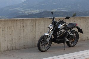 Elektrisches Motorrad vor Berglandschaft
