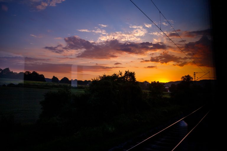 Sonnenuntergang im Zugfenster
