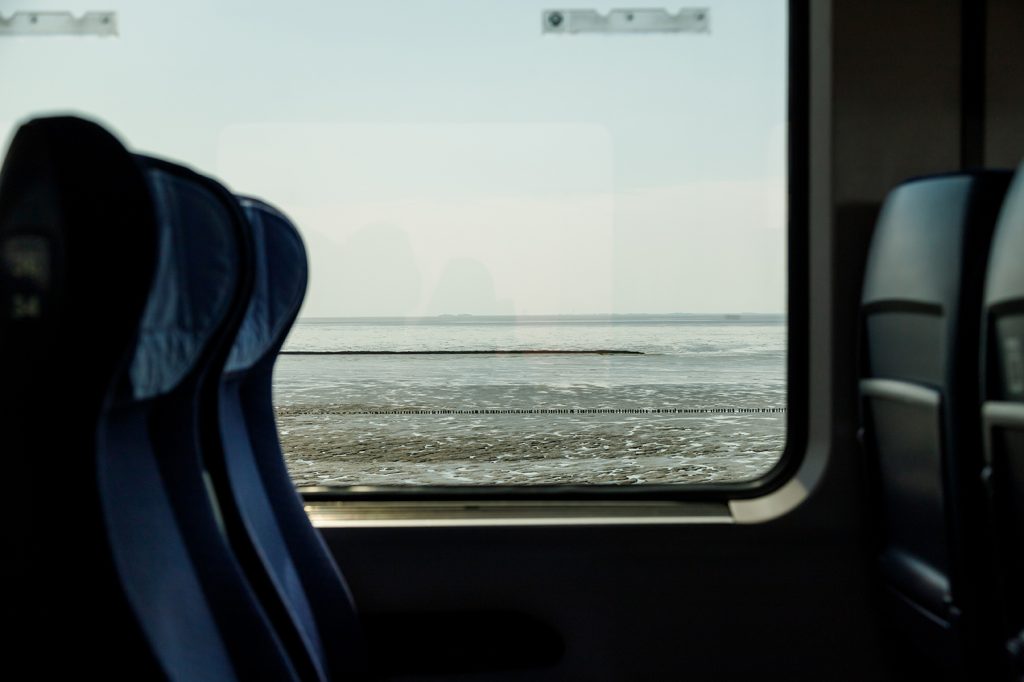 Blick aufs Meer aus dem Zug