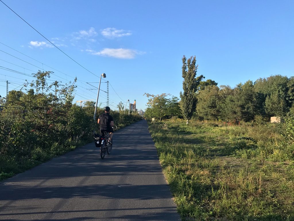 Fahrradweg im Grünen Mitten in Berlin