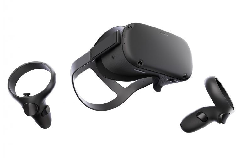 Eine VR-Brille und zwei Controller vor weißem Hintergrund