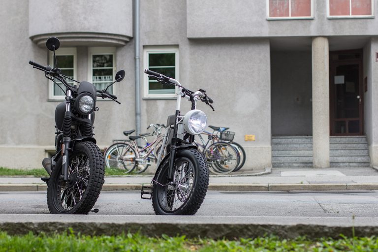 Mofa und Motorrad nebeneinander