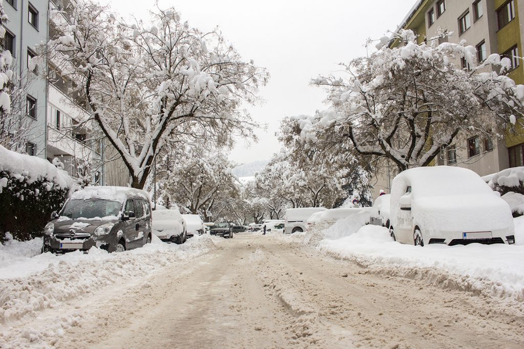 Eine Straße voller Schnee