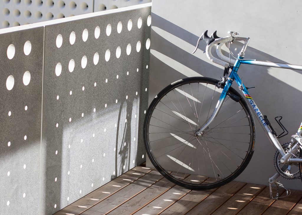 Rennrad auf einem urbanen Balkon