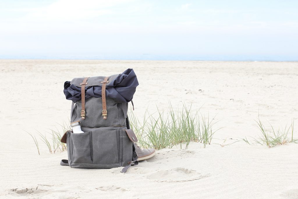 Ein gepackter Rucksack am Strand