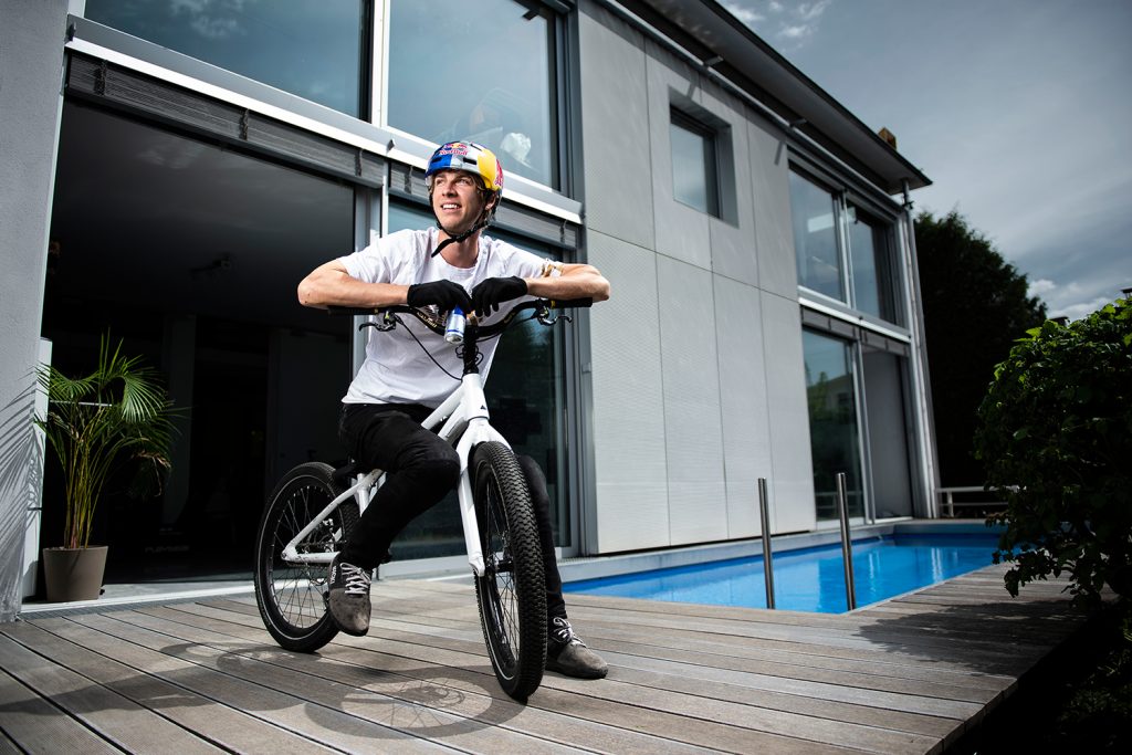 Bikeprofi Fabio Wibmer auf seiner Terrasse