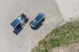 Zwei Solar Velomobile aus der Vogelperspektive