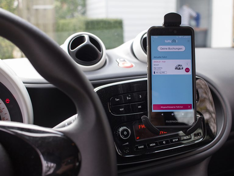 Das Smartphone in der Halterung des Cabrio Smarts