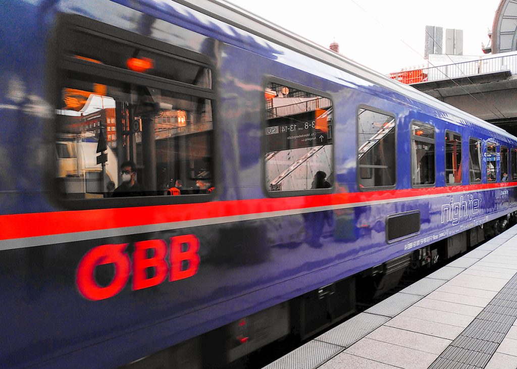 Der Nightjet der ÖBB am am Bahnsteig des Hamburger Hauptbahnhofs