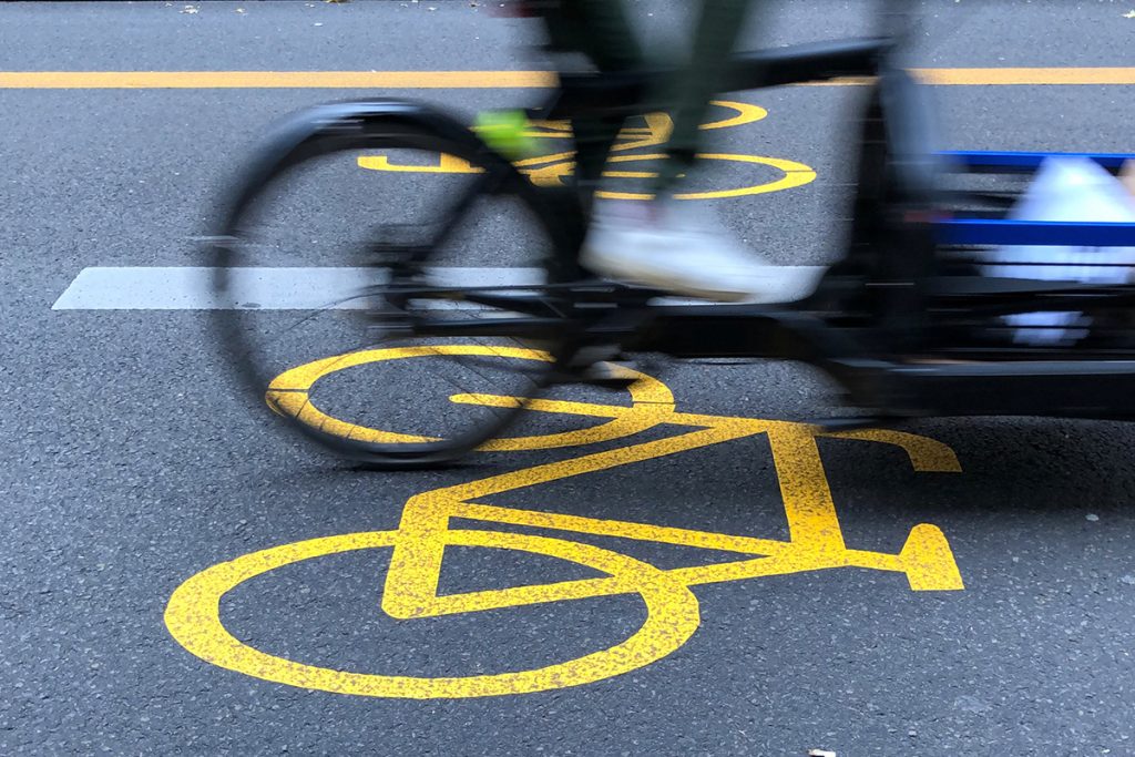 temporärer Fahrradstreifen mit gelber Markierung
