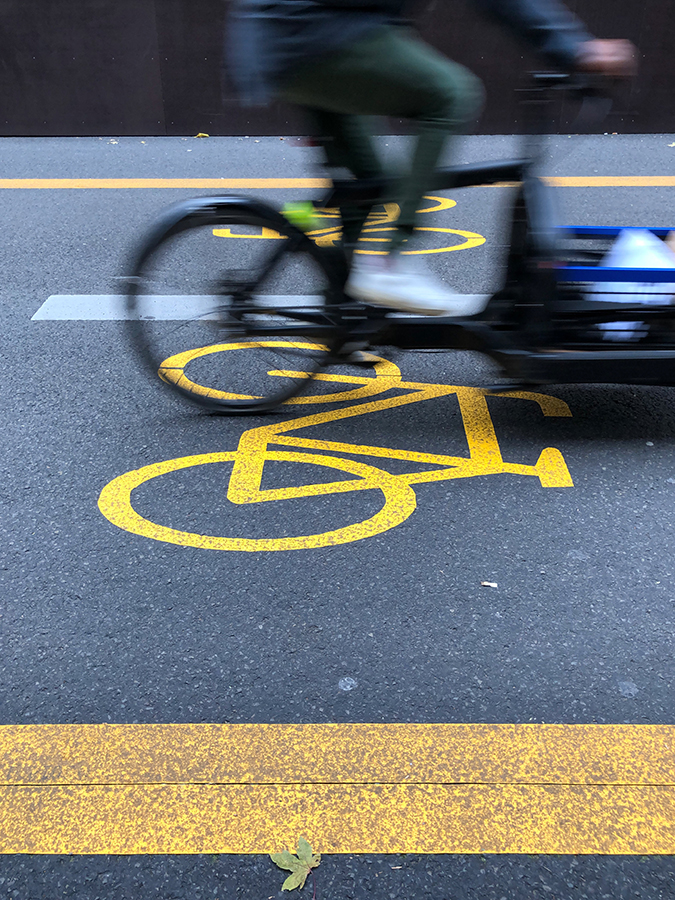 Gelbe Markierung für einen Radweg
