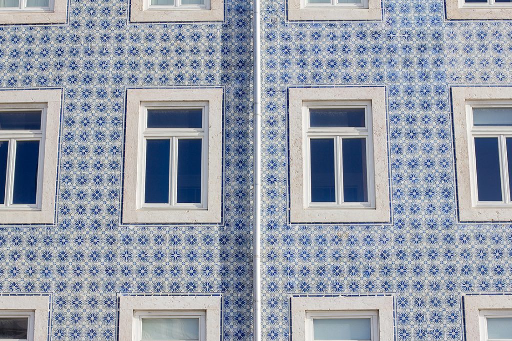 Fenster an einem gefließten Haus in Lissabon