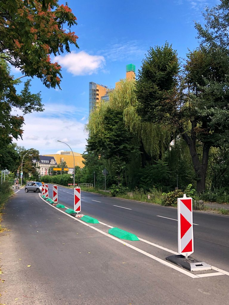 Pylonen trennen einen Radweg von der Straße