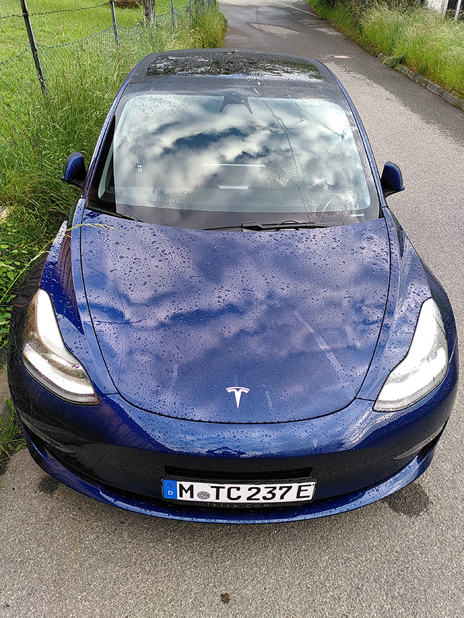 Vorderseite eines blauen Tesla Model 3 Performance