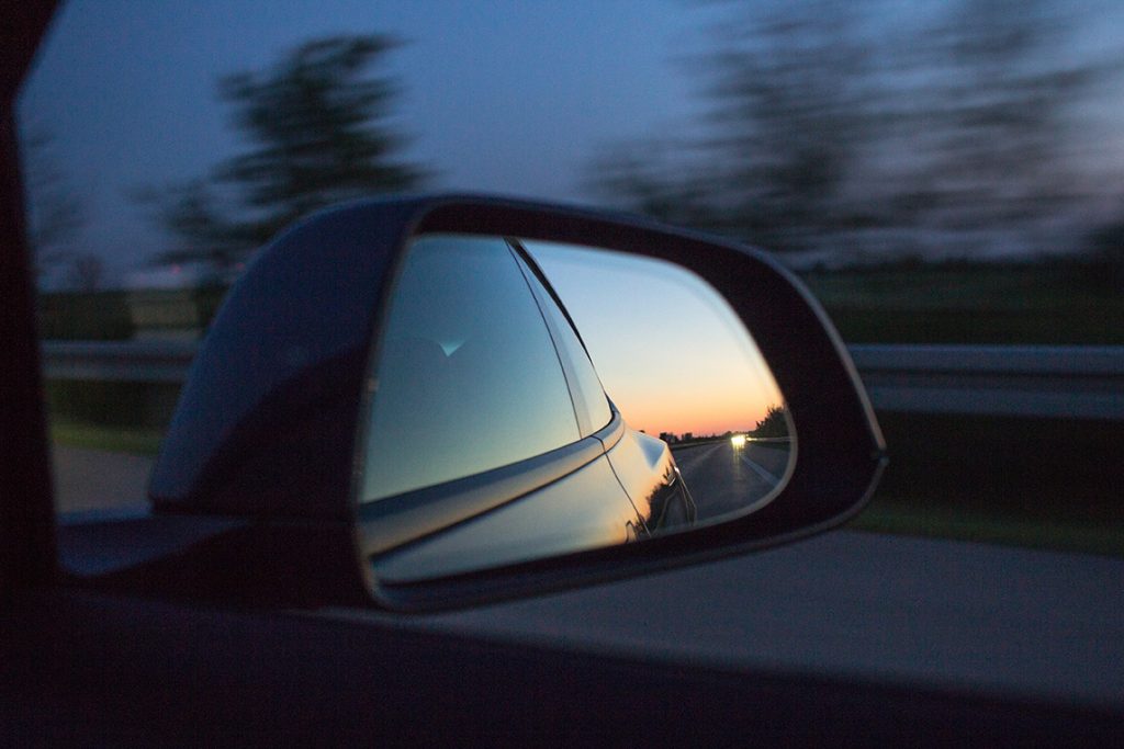 Seitenspiegel mit Sonnenuntergang