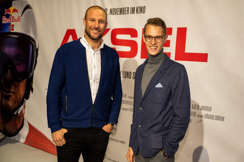 Skifahrer Aksel Lund Svindal neben Autor Felix Strohbach