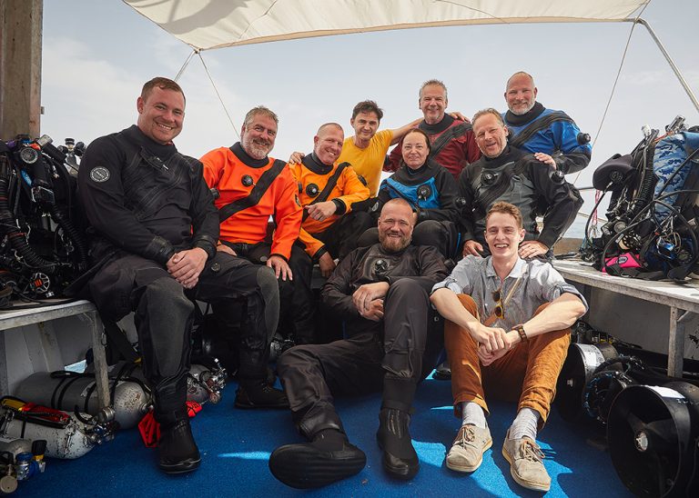 Felix Strohbach auf dem Boot mit den Tauchenden von Ghost Diving