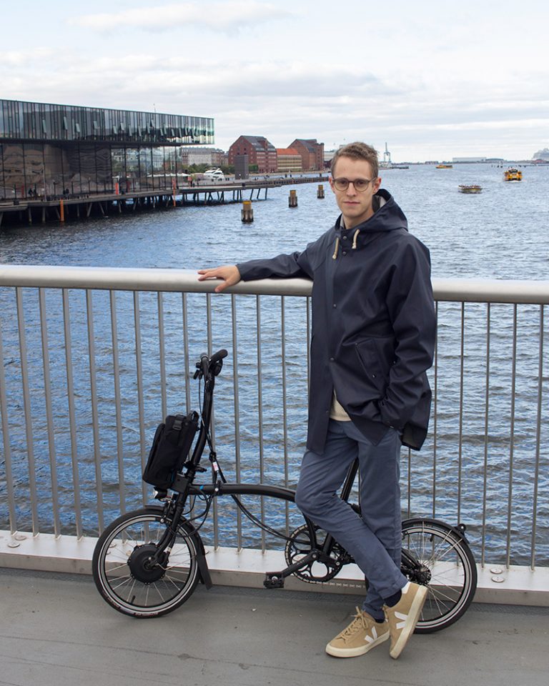 Autor Felix Strohbach mit einem Faltrad in Kopenhagen