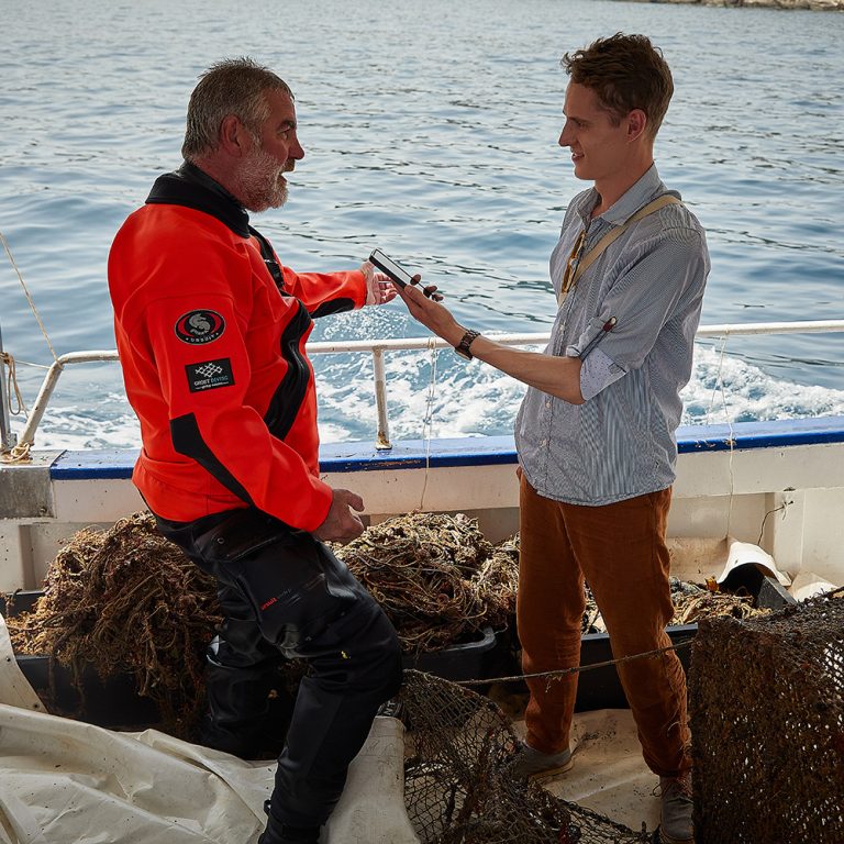 Felix Strohbach mit Taucher Derk Remmers im Interview auf hoher See